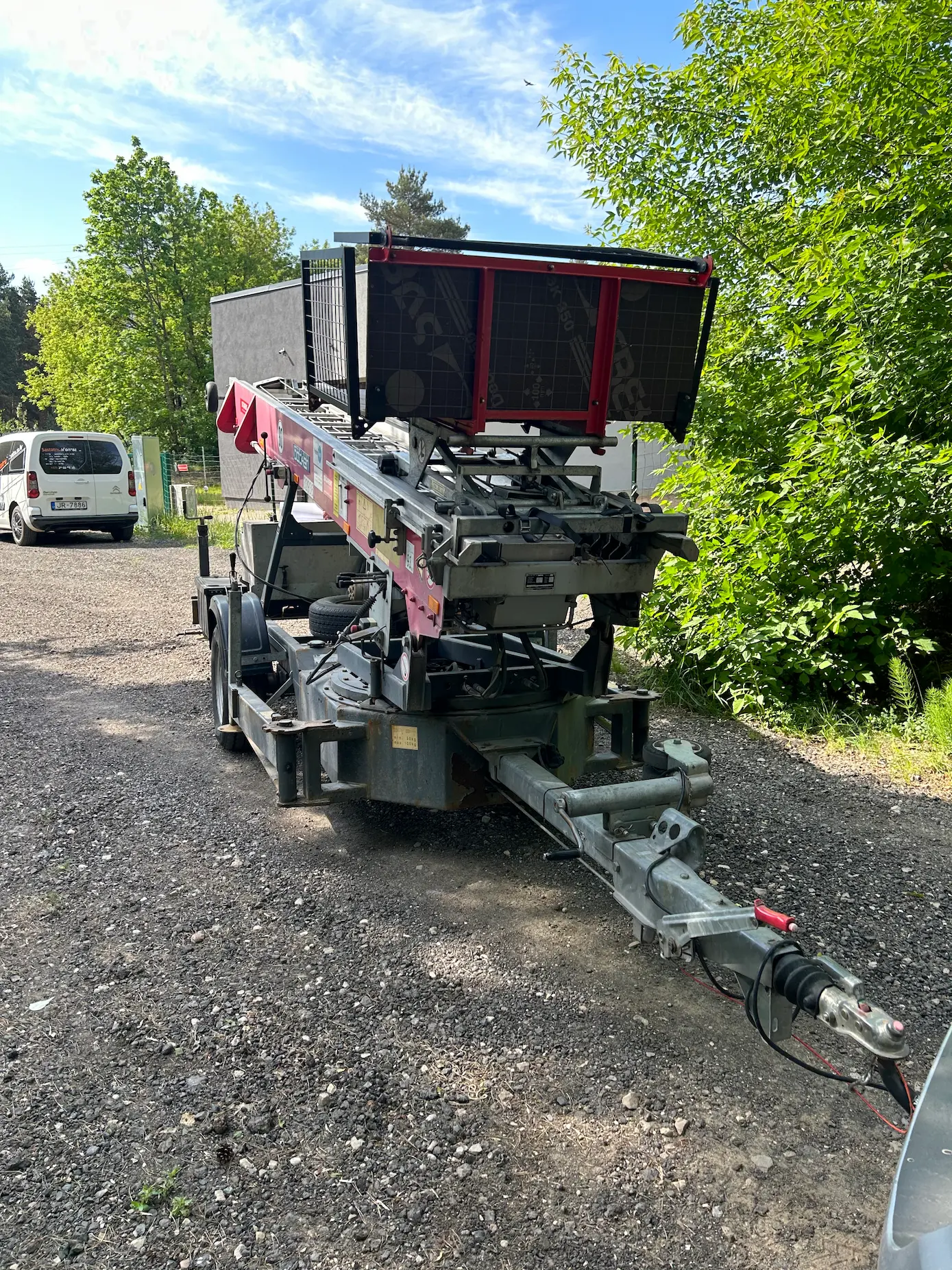 Boecker slīpā masta kravas lifts jumta seguma nomaiņai